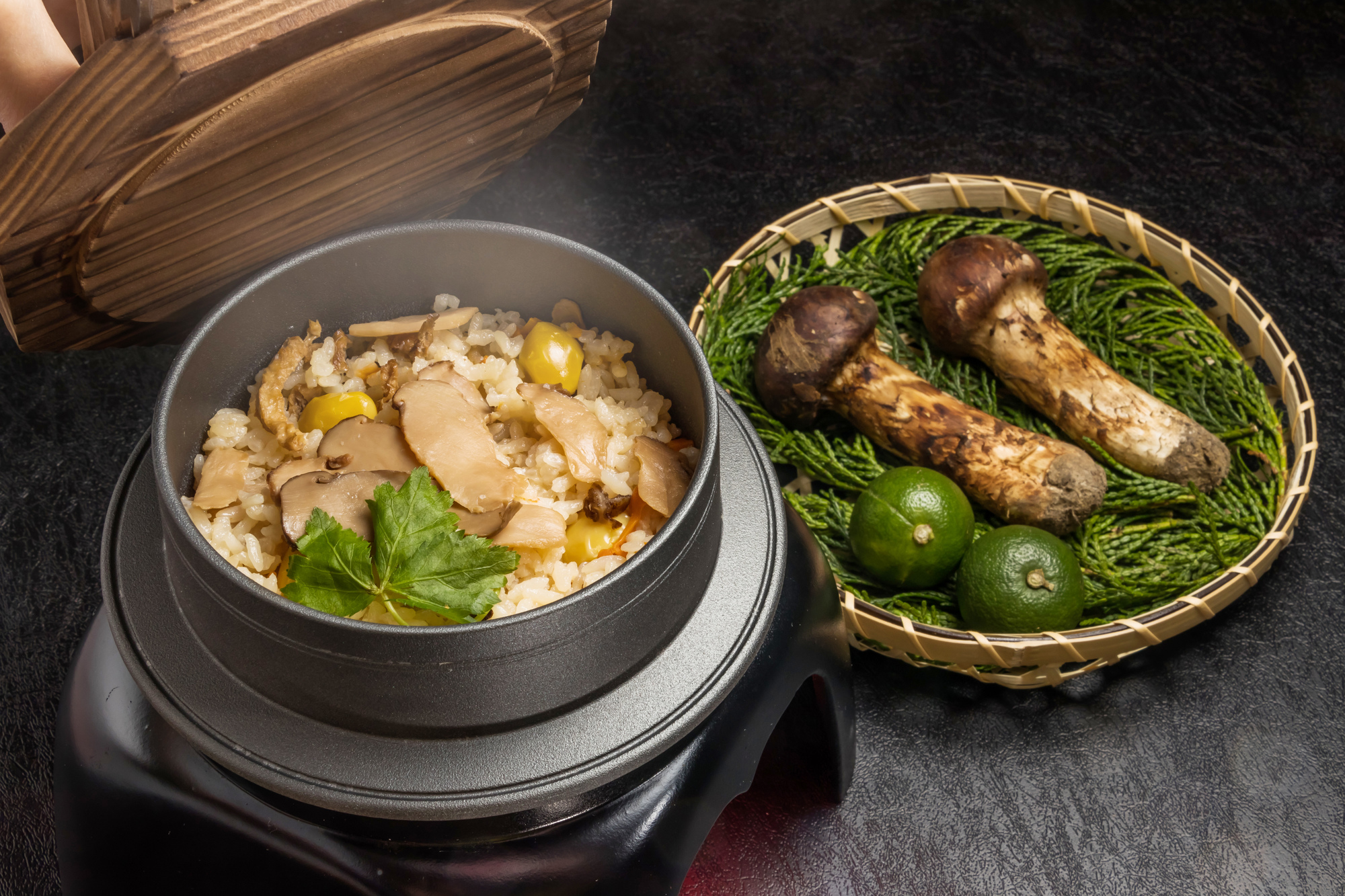 【SK125】 ★★採取予約販売 14日以内発送【都道府県名】国産高級天然マツタケ 200g〜250g 中開き、開き冷蔵 朝採り産直 - 画像 (4)